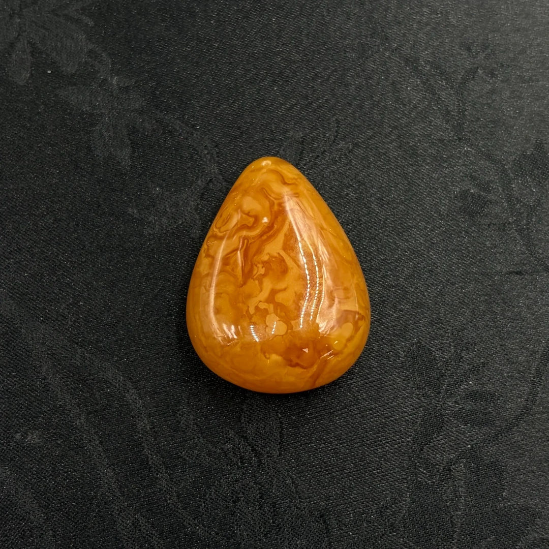 「戴琴珠宝」Q1710-蜜蜡水滴吊坠（多样性发其一）