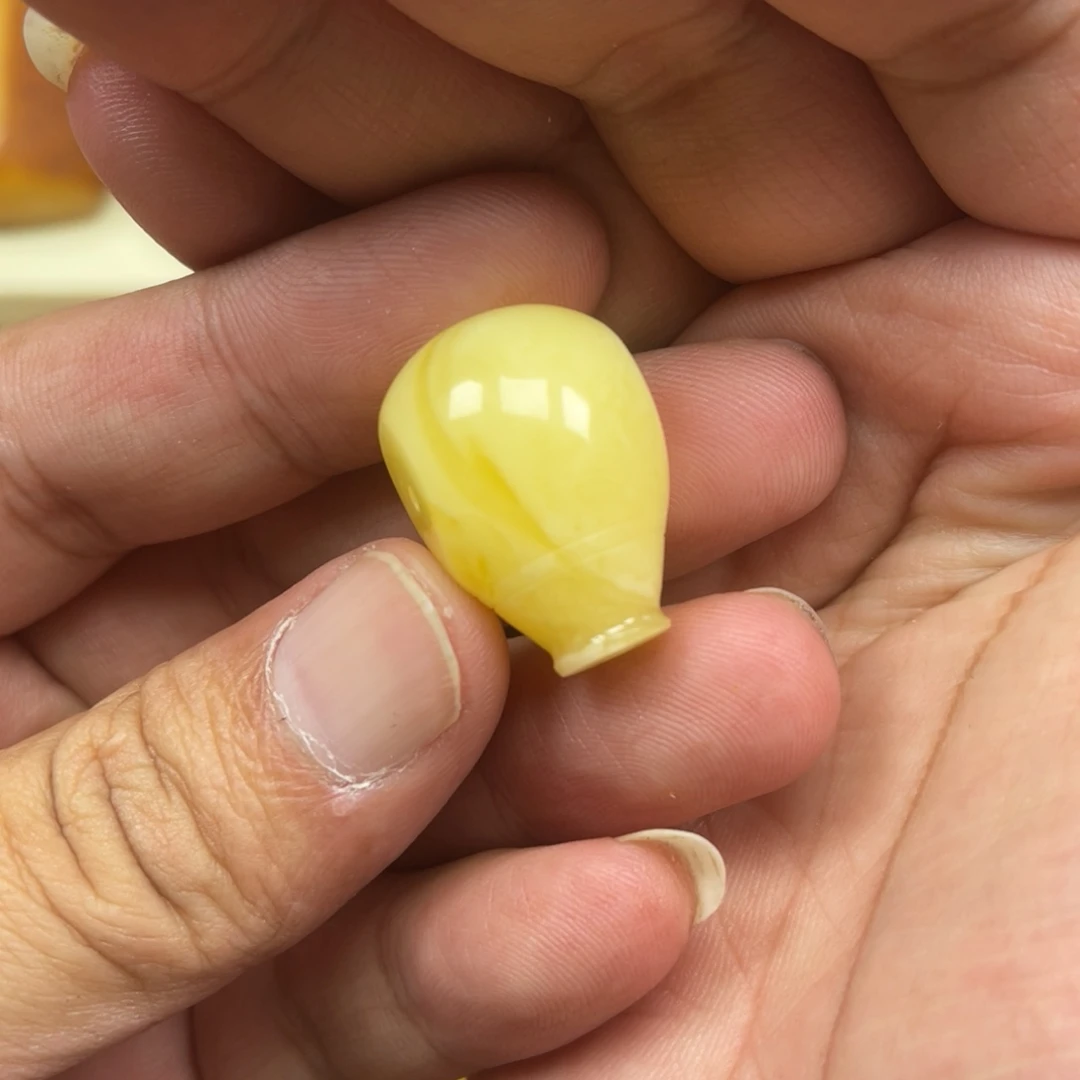 蜜蜡未镶嵌裸石三通