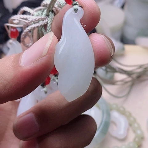 吊坠(赠链)未镶嵌石英质玉