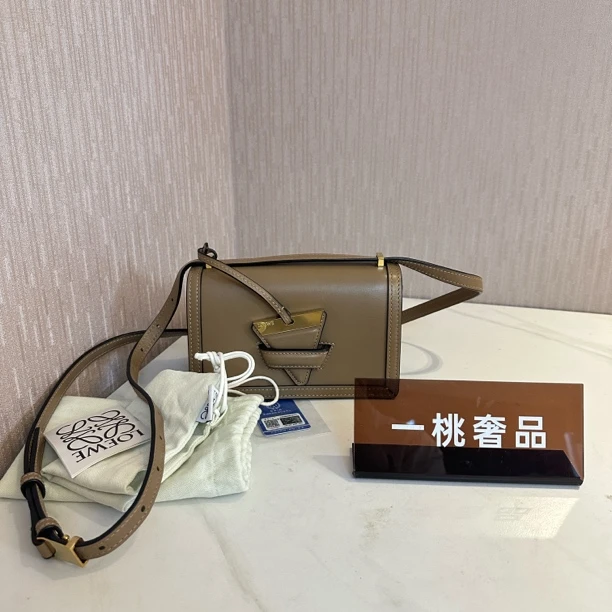 95新 LOEWE/罗意威 一桃/98新/罗意威 巴塞罗那插扣斜挎