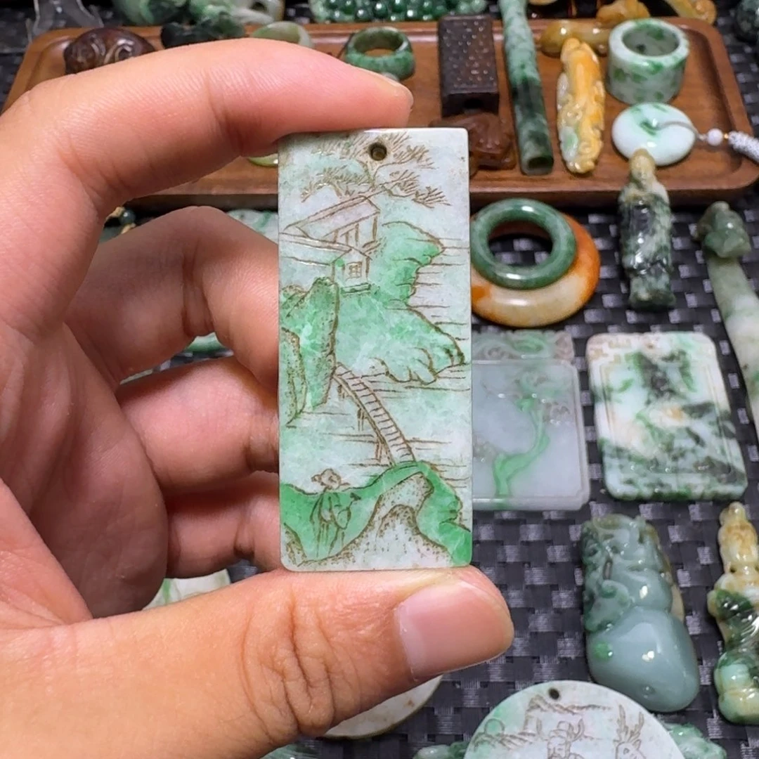 翡翠未镶嵌颈饰自**岁翡翠颈饰未镶嵌