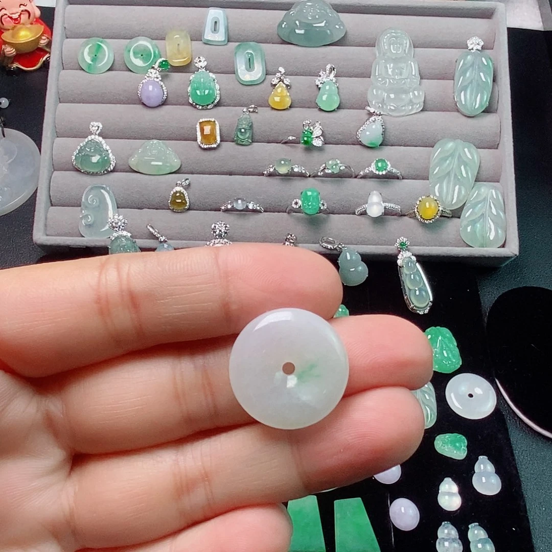 翡翠未镶嵌颈饰平安扣