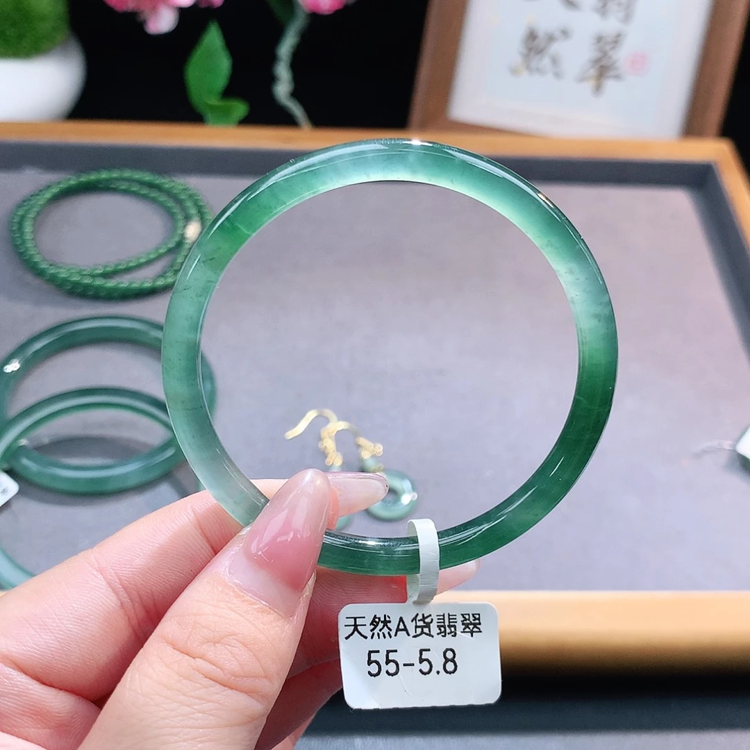 未镶嵌手镯（圆镯）翡翠