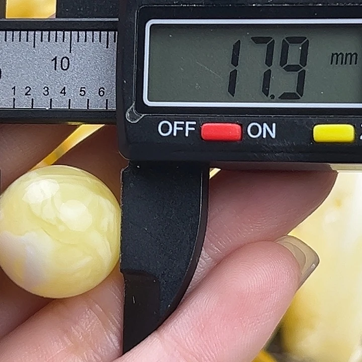 蜜蜡未镶嵌裸石微瑕446