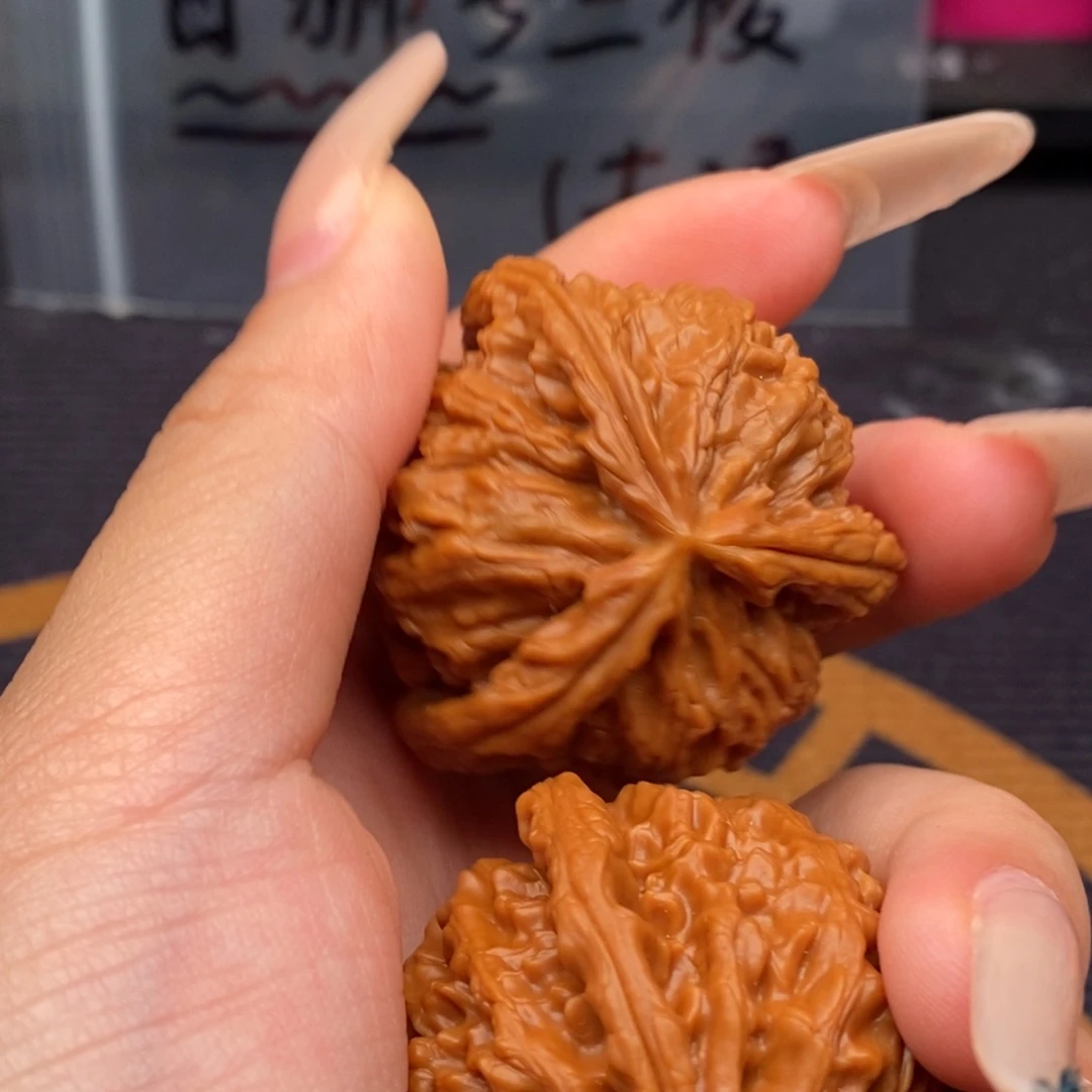 华***星文玩核桃吊坠白狮子