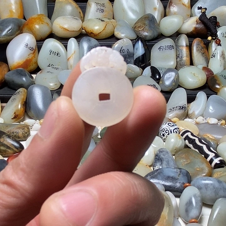 和田玉未镶嵌颈饰福在眼前吊坠