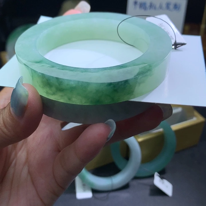 未镶嵌翡翠手镯定制翡翠