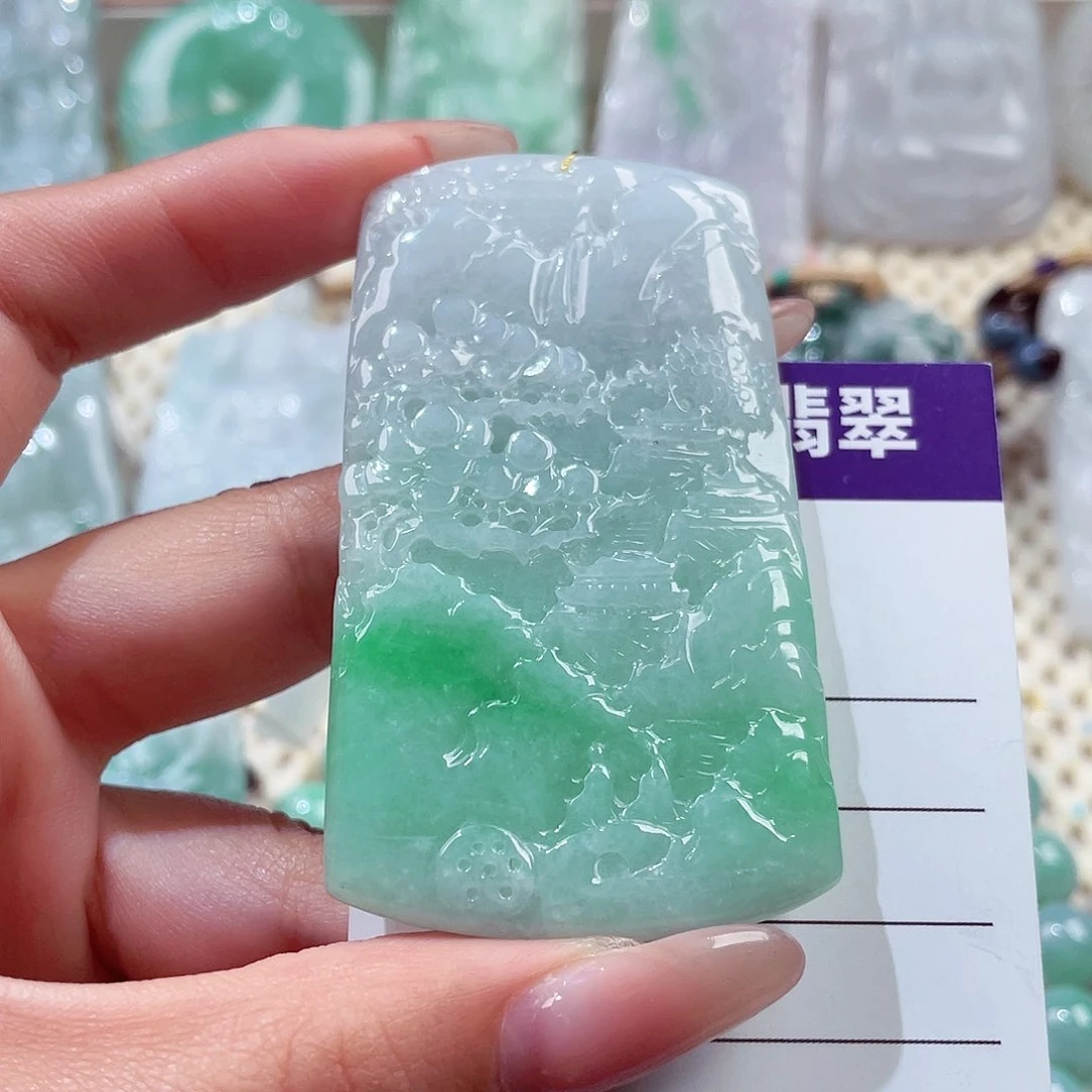 翡翠未镶嵌颈饰山水