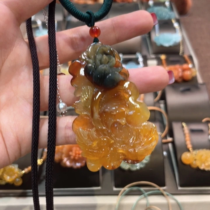 蛇纹石玉吊坠(赠链)未镶嵌