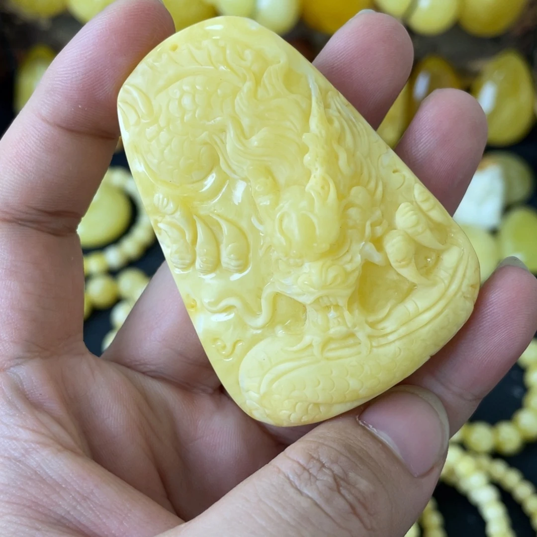 琥珀未镶嵌裸石俄料石膏浓蜡精雕龙牌吊坠28.75克（微瑕）