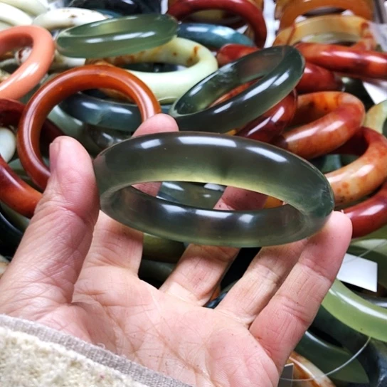 蛇纹石玉手镯未镶嵌小*宝