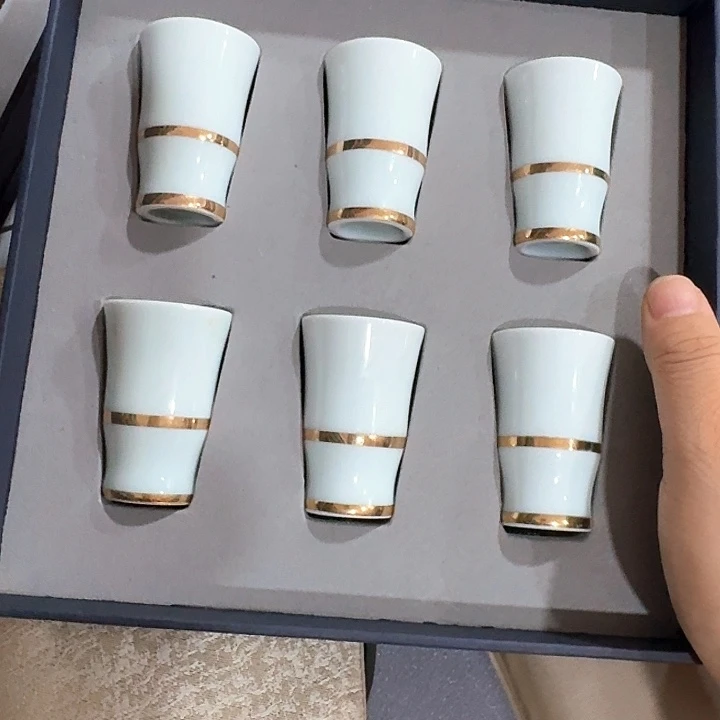 主人杯一个，瓷。。。品茗瓷