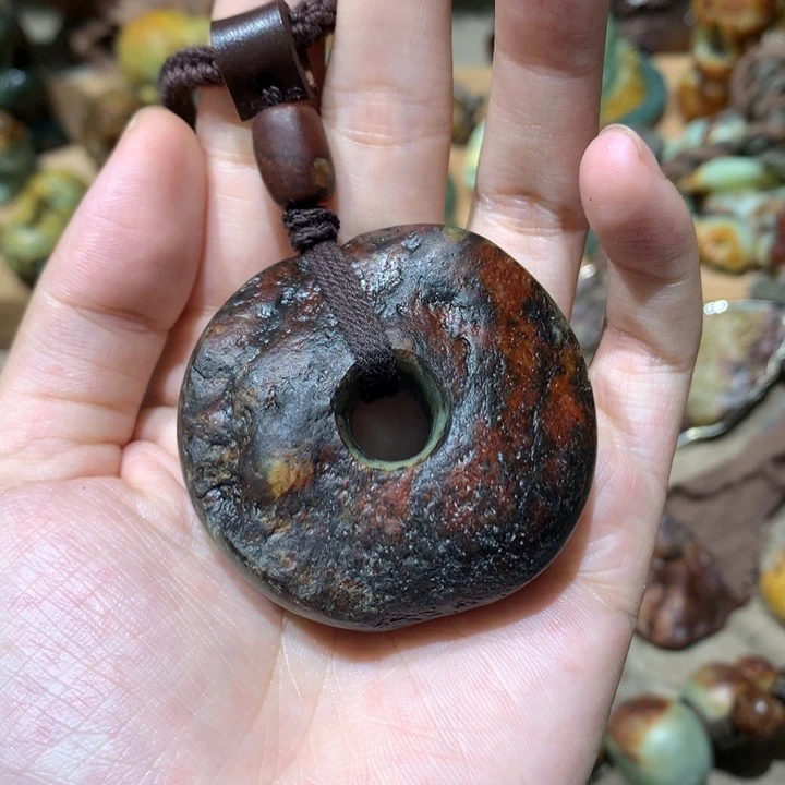 未镶嵌岫岩河磨玉（透闪石质玉）挂件