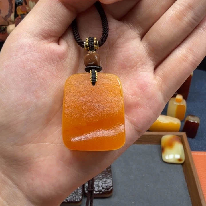 蜜蜡未镶嵌吊坠(赠链)