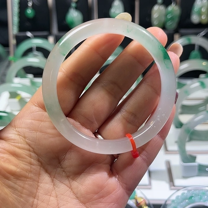 石英质玉手镯未镶嵌听***?