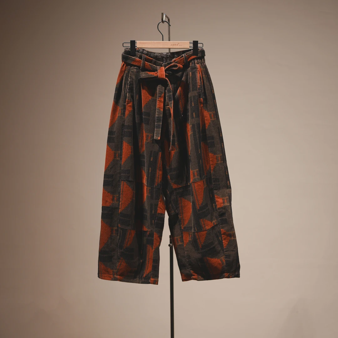 布衣分享 241128 原创设计秋冬复古印花坑条双层腰带款棉质休闲裤