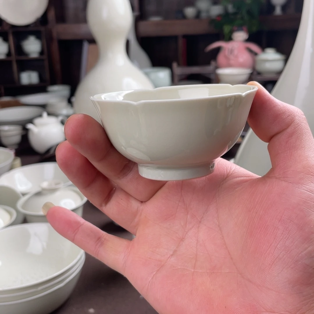 微瑕云纹葵口主人杯