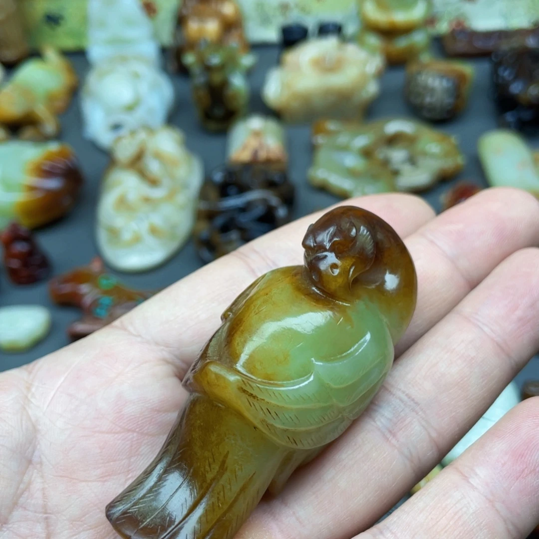 登***遠和田玉未镶嵌颈饰