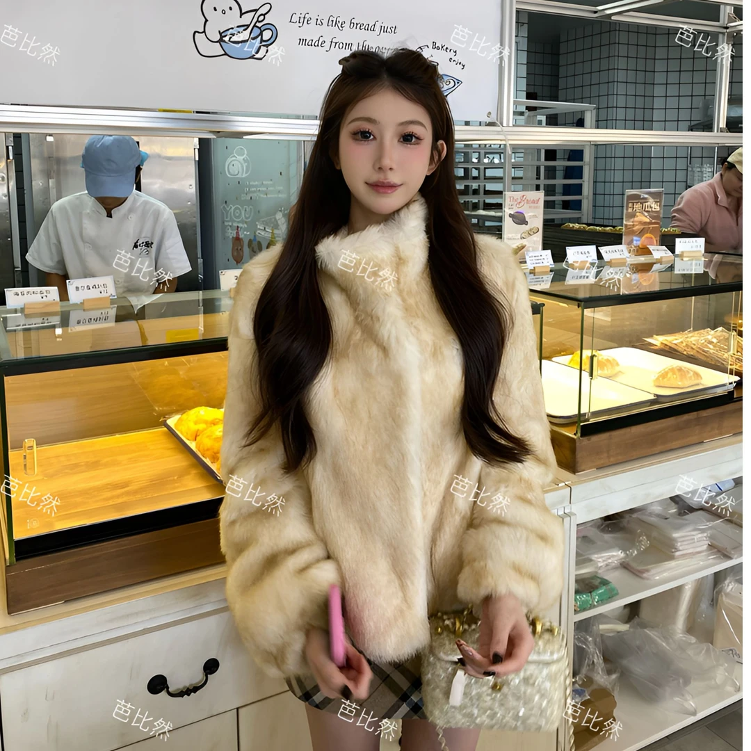 芭比然专属“鎏金双色”2025冬季新款千金风双色真兔毛皮草短款外套