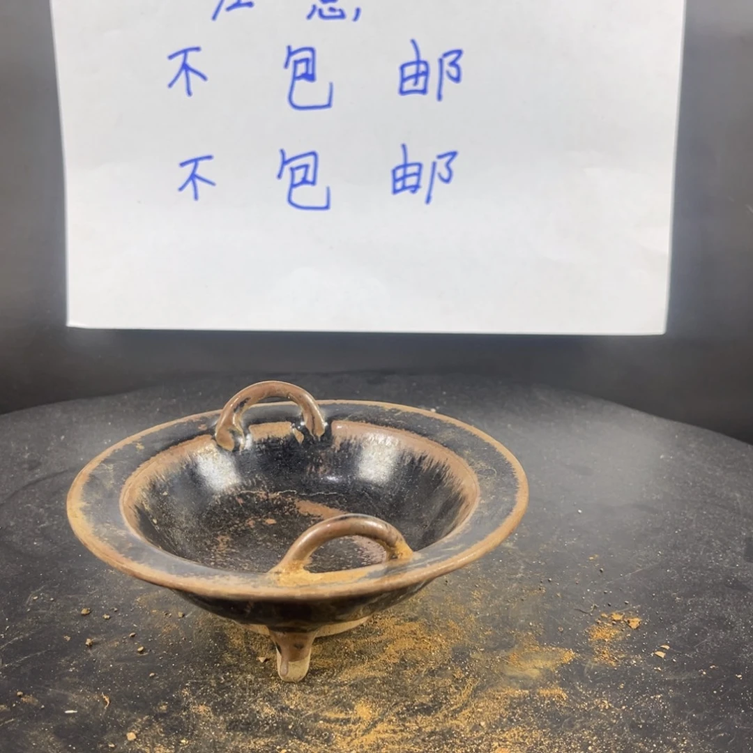 罐漂亮的小瓷器和