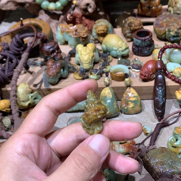 未镶嵌岫岩河磨玉（透闪石质玉）挂件