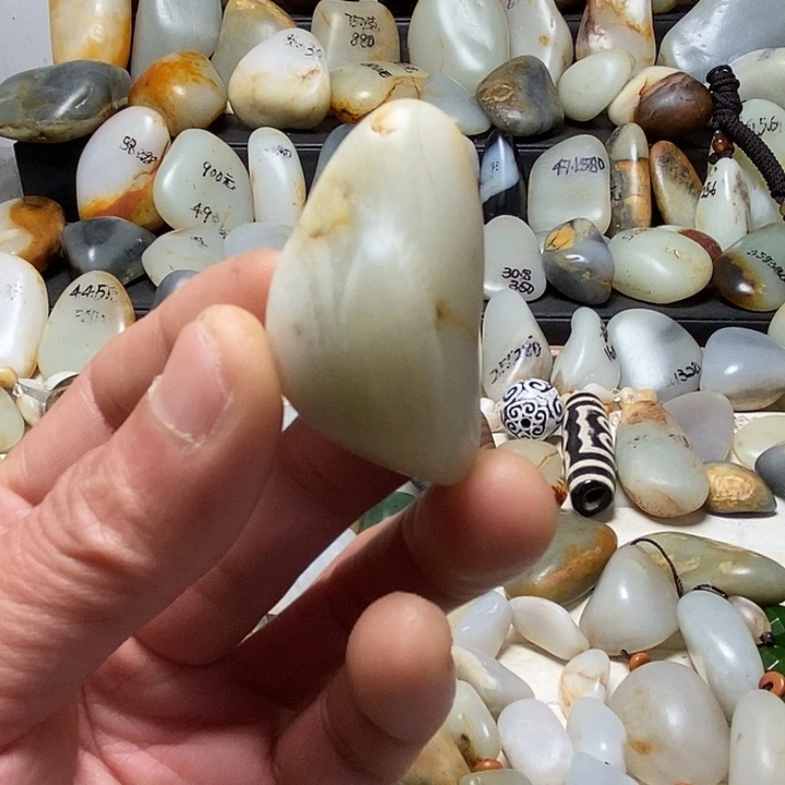 和田玉未镶嵌颈饰吊坠