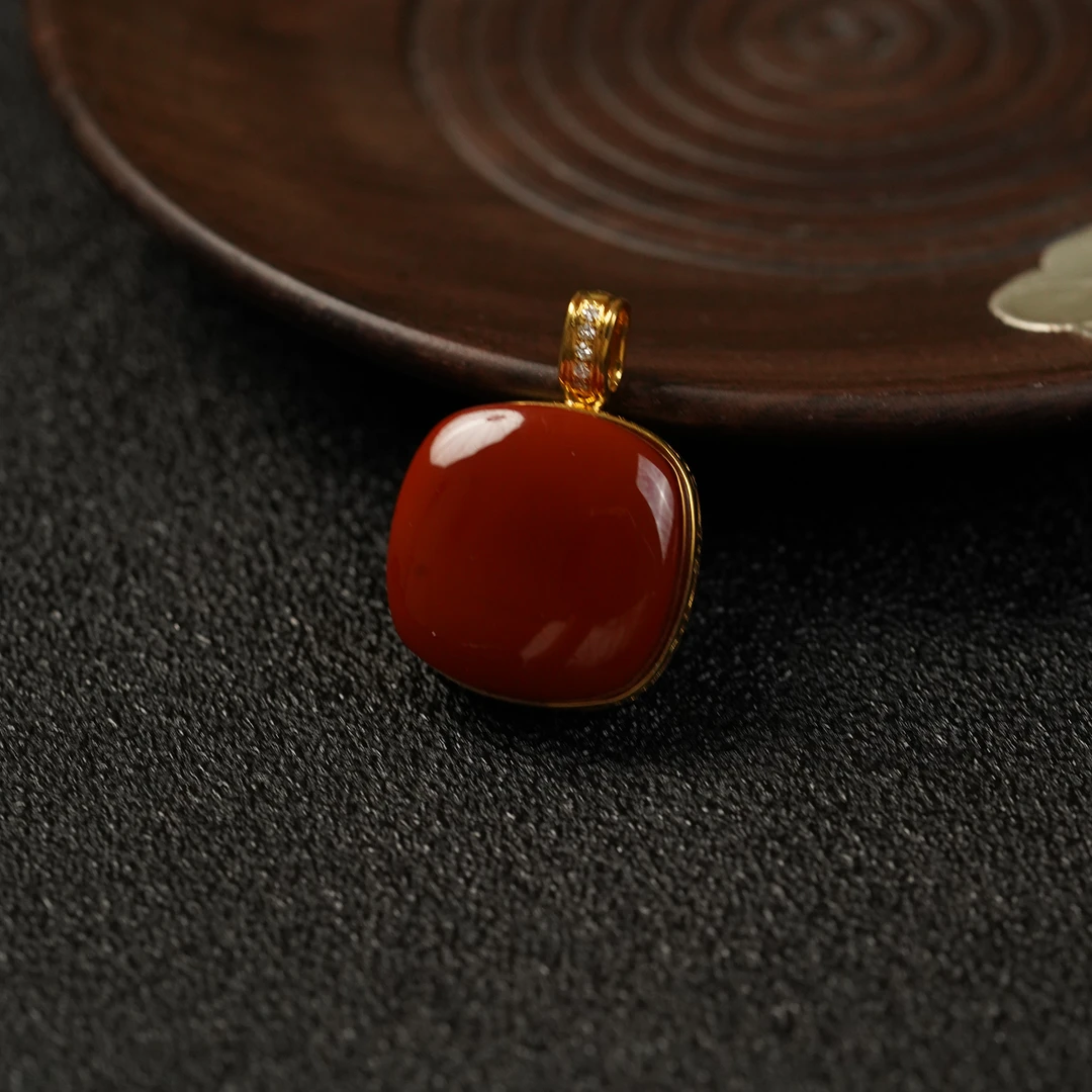 【凤鸣珠宝】天然南红原矿18K金镶嵌典藏级牛血红无事牌吊坠 D-792