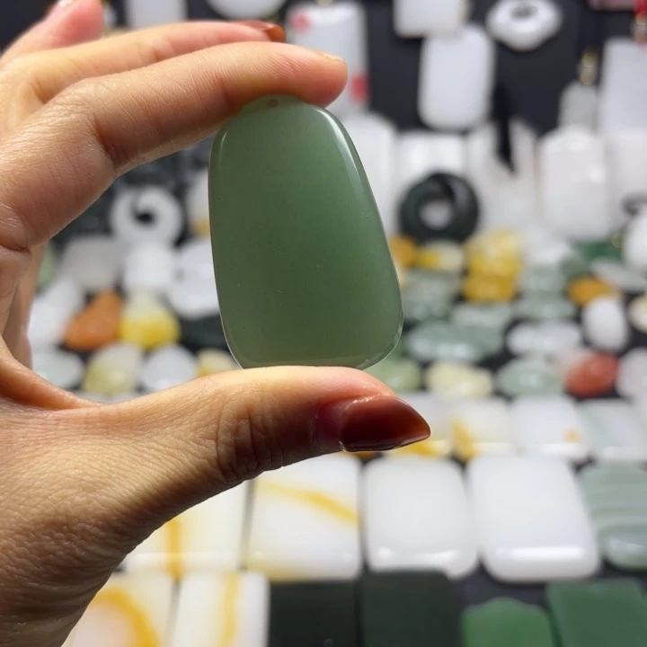 石英质玉（金丝玉）未镶嵌颈饰