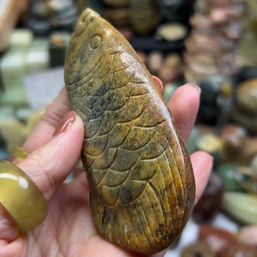 岫岩河磨玉（透闪石质玉）未镶嵌颈饰河磨玉大鱼手玩