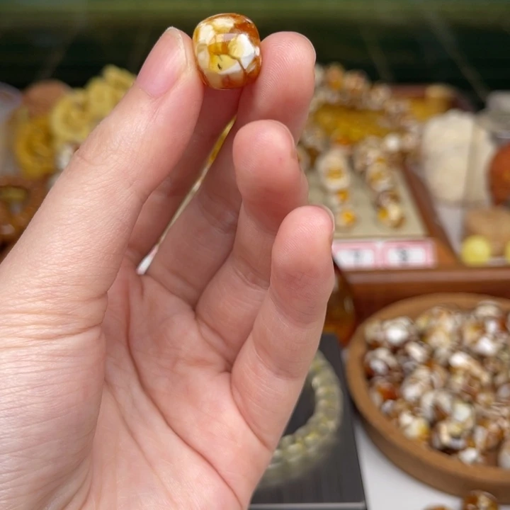 琥珀裸石未镶嵌飞**人59号