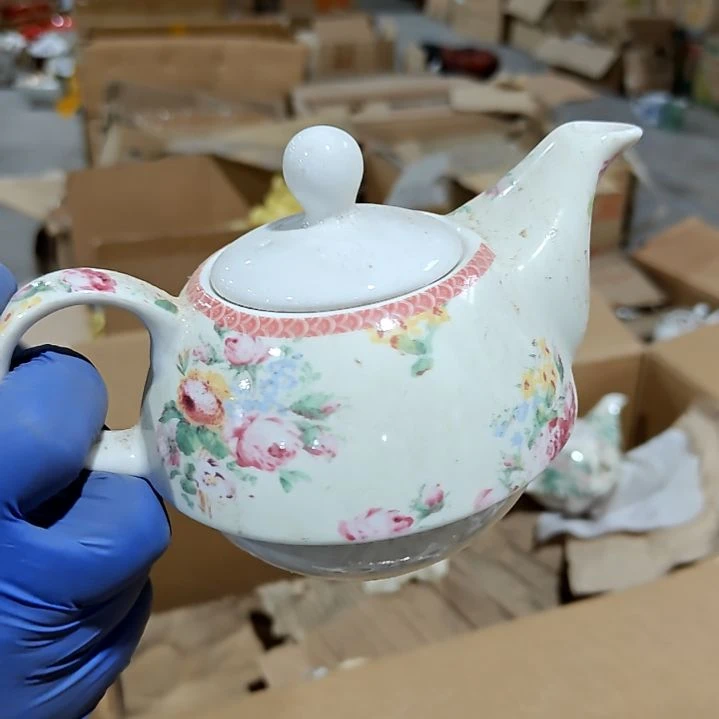 瓷片盘子碗茶壶啥都有
