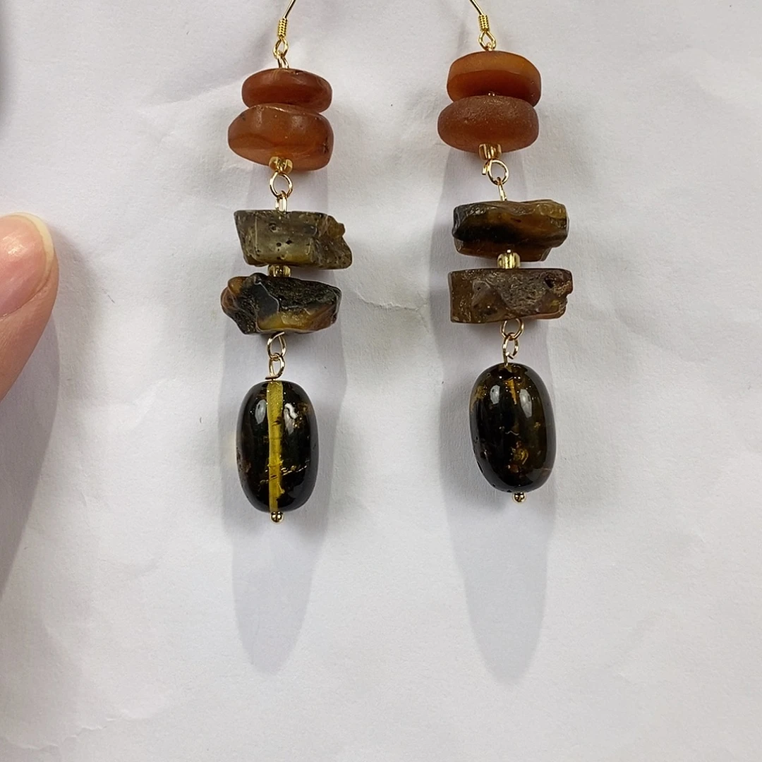 琥珀未镶嵌颈饰多人