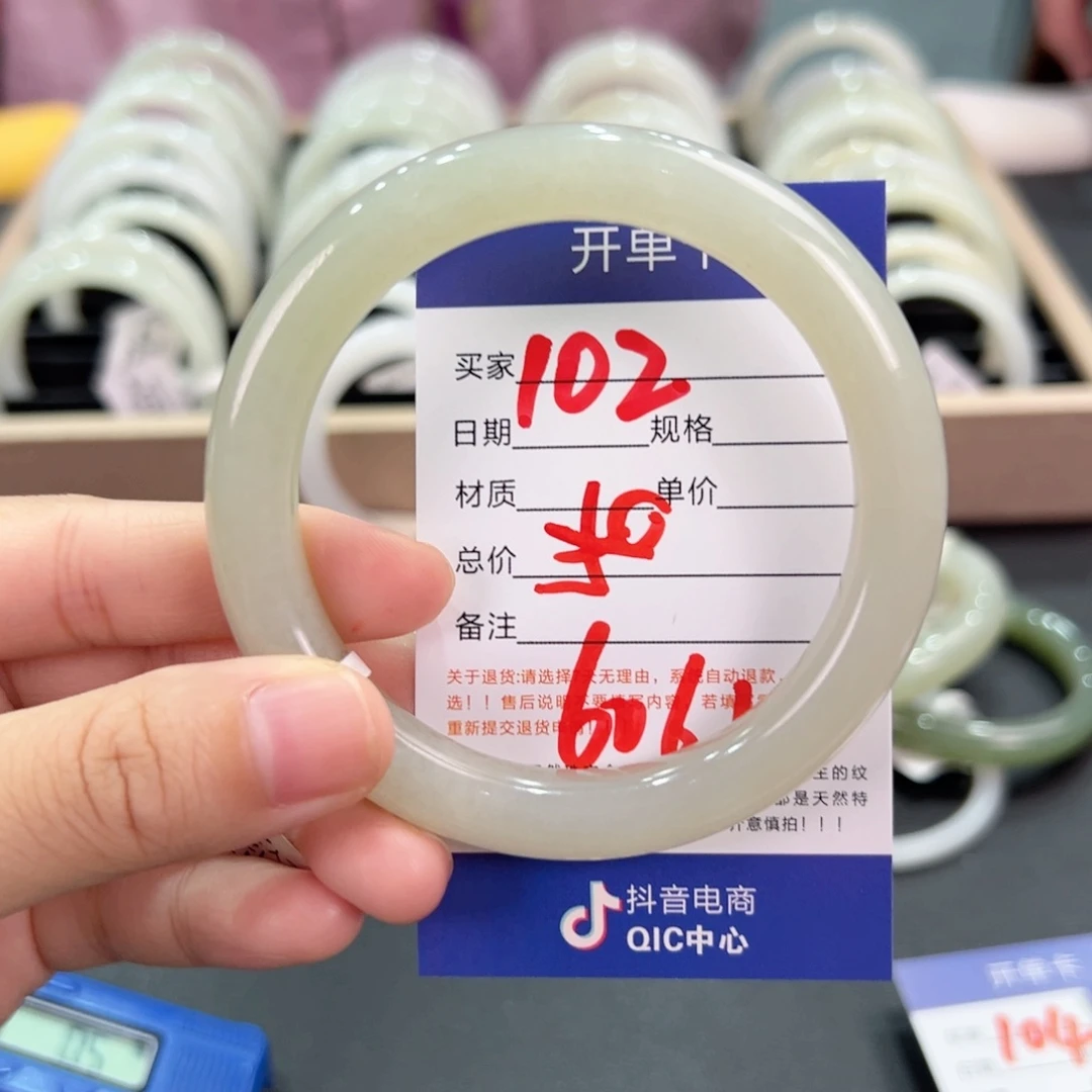 和田玉手镯未镶嵌…