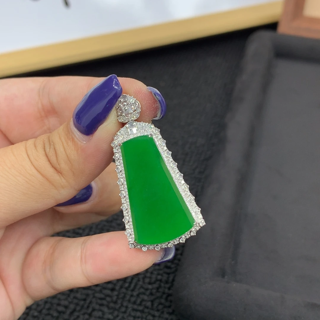 翡翠18K金镶嵌颈饰允*~无事牌