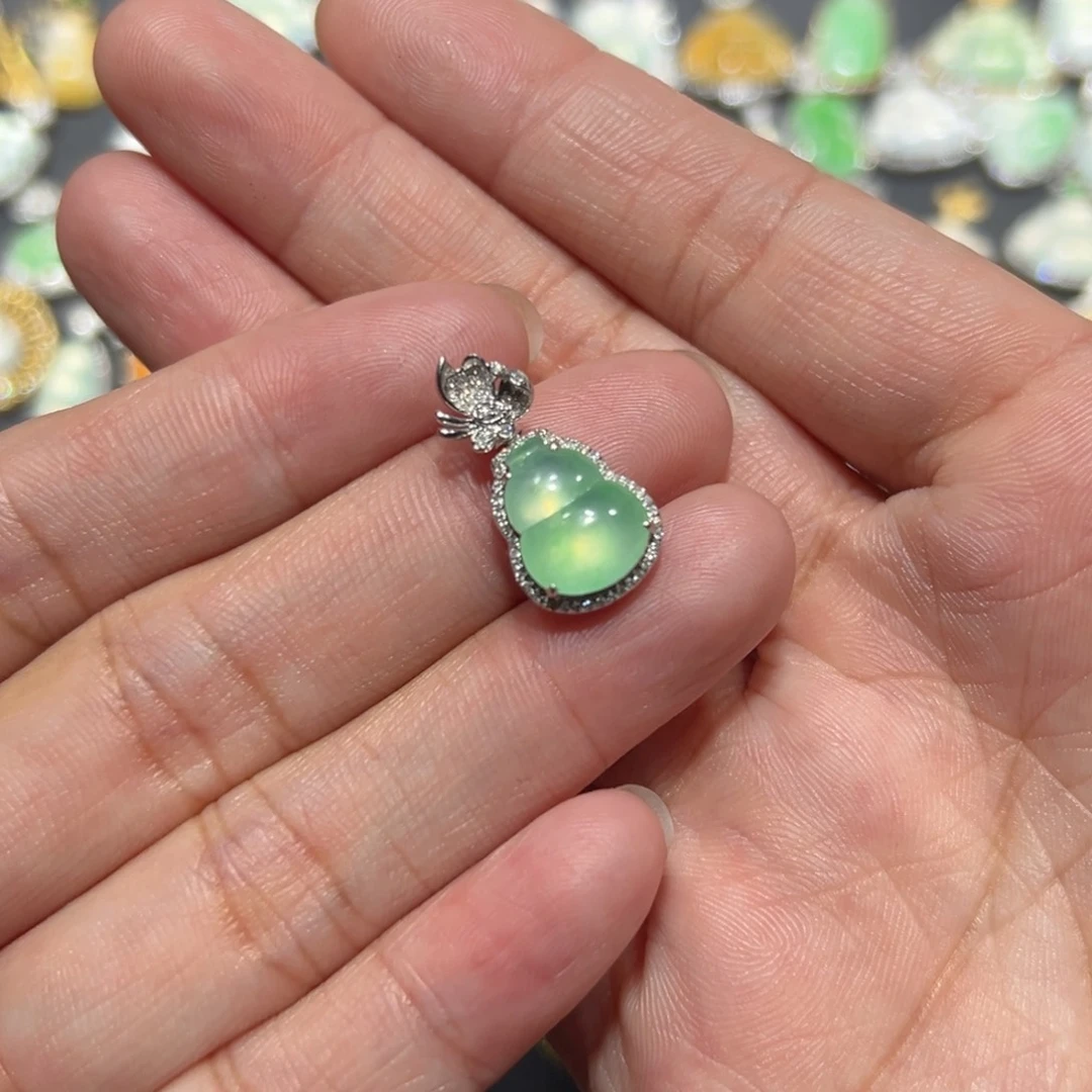 翡翠颈饰18K金镶嵌吊坠-750