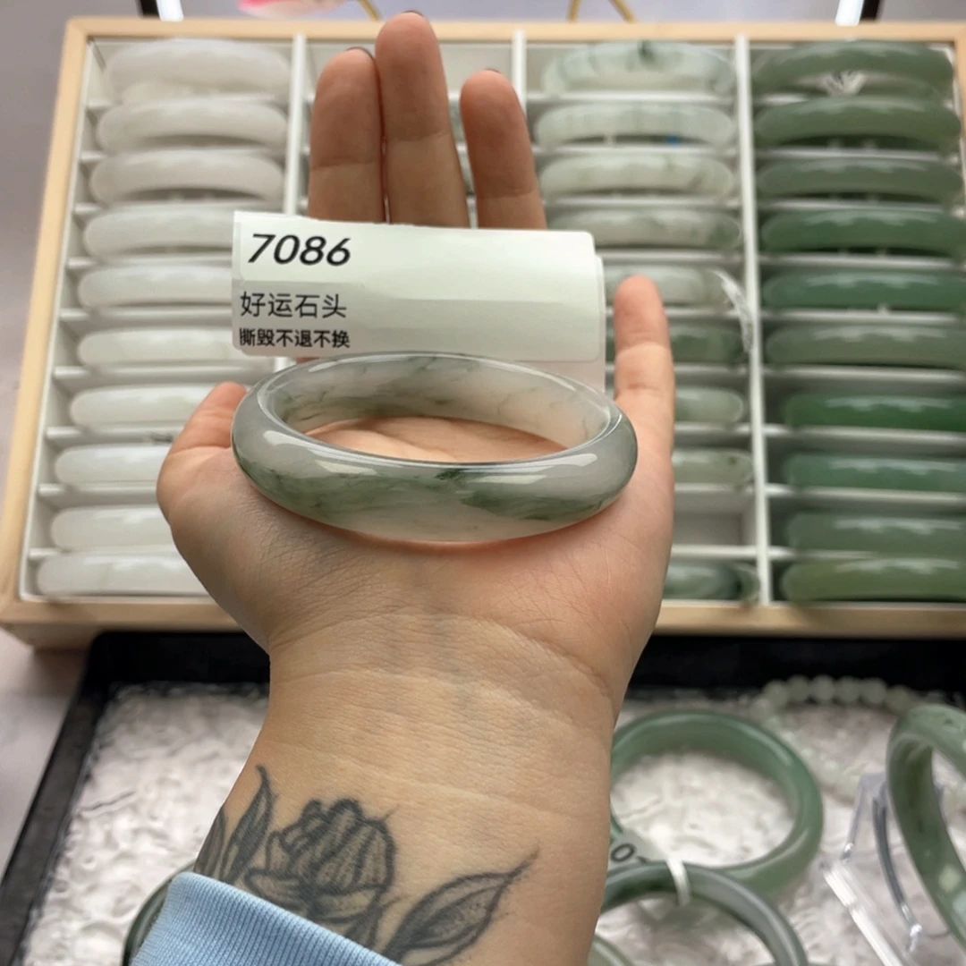 石英质玉未镶嵌手镯7086