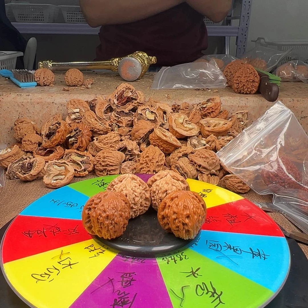 桃核吊坠磨盘，白狮子将对核桃一起随机发尺寸