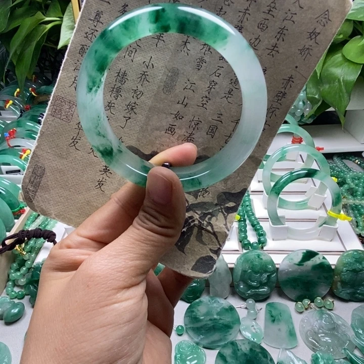 用***2石英质玉未镶嵌手镯