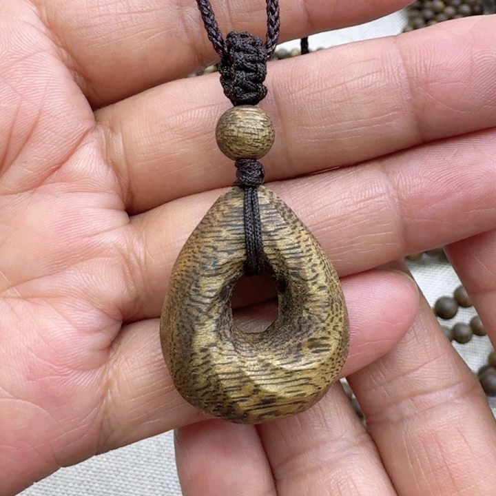 沉香沉香碎屑雕刻莫比牌一个