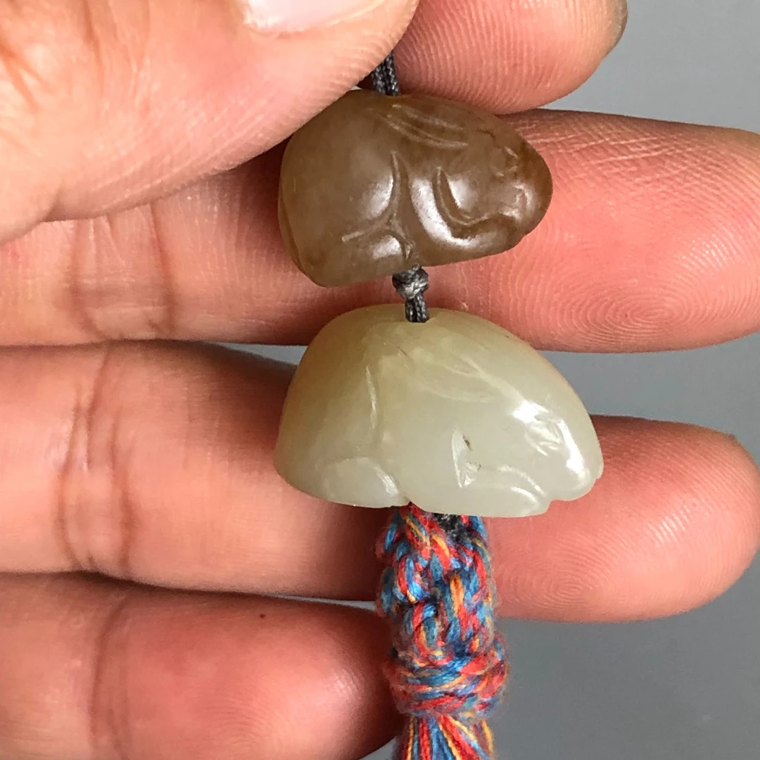 玉兔子二件各具特色
