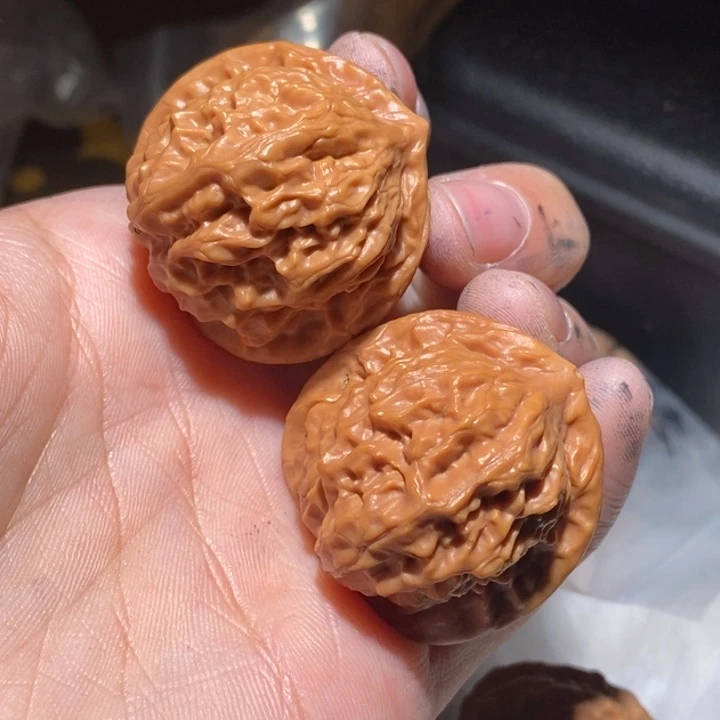 文***年吊坠桃核瓷娃娃虫眼
