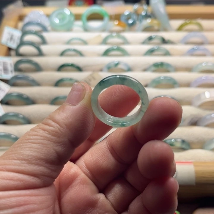 翡翠未镶嵌戒指飘花