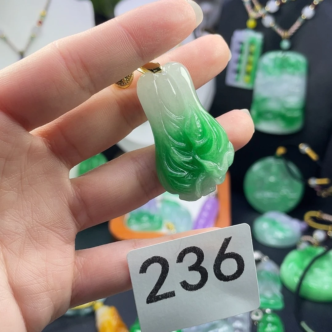 翡翠未镶嵌吊坠(赠链)