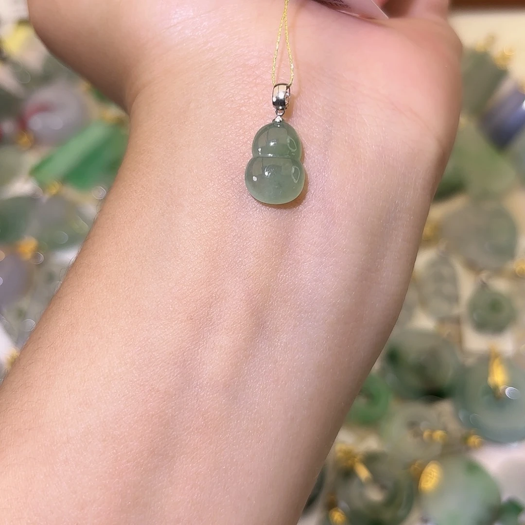 翡翠18K金镶嵌颈饰葫芦