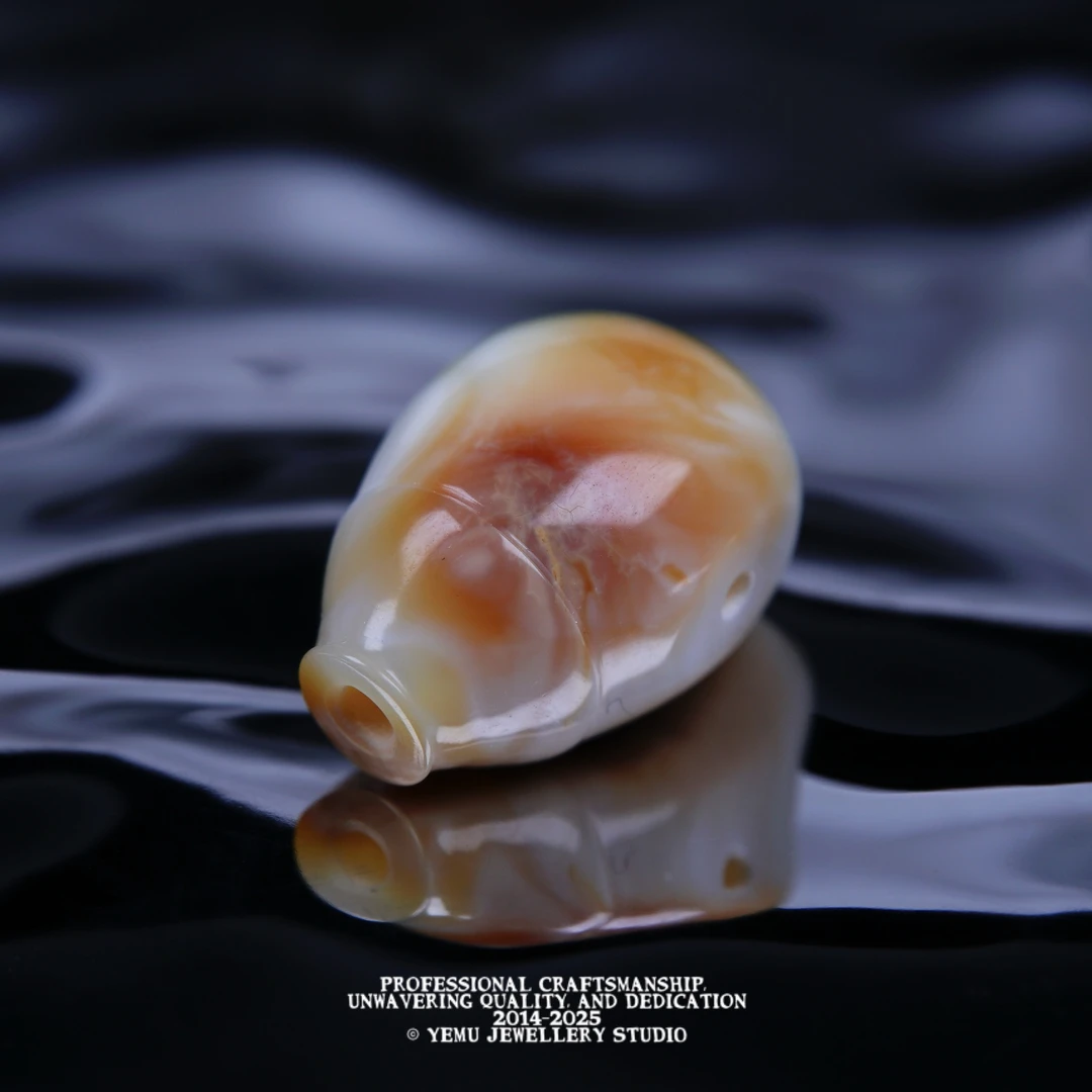 对孔12.2毫米粉紫沁瓷白精工一体三通 一物一拍 天然俄料琥珀蜜蜡