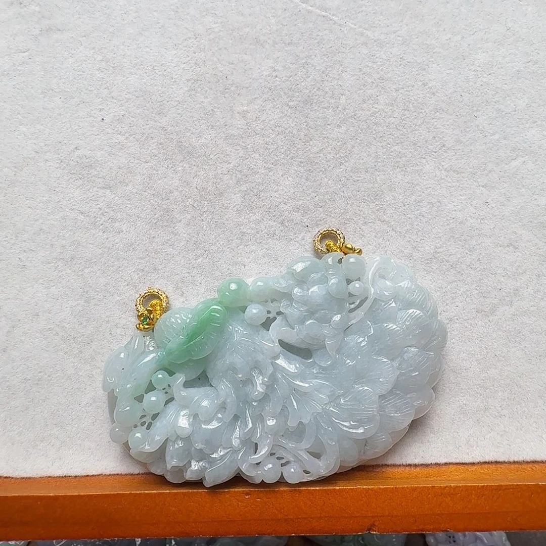 翡翠未镶嵌吊坠(赠链)