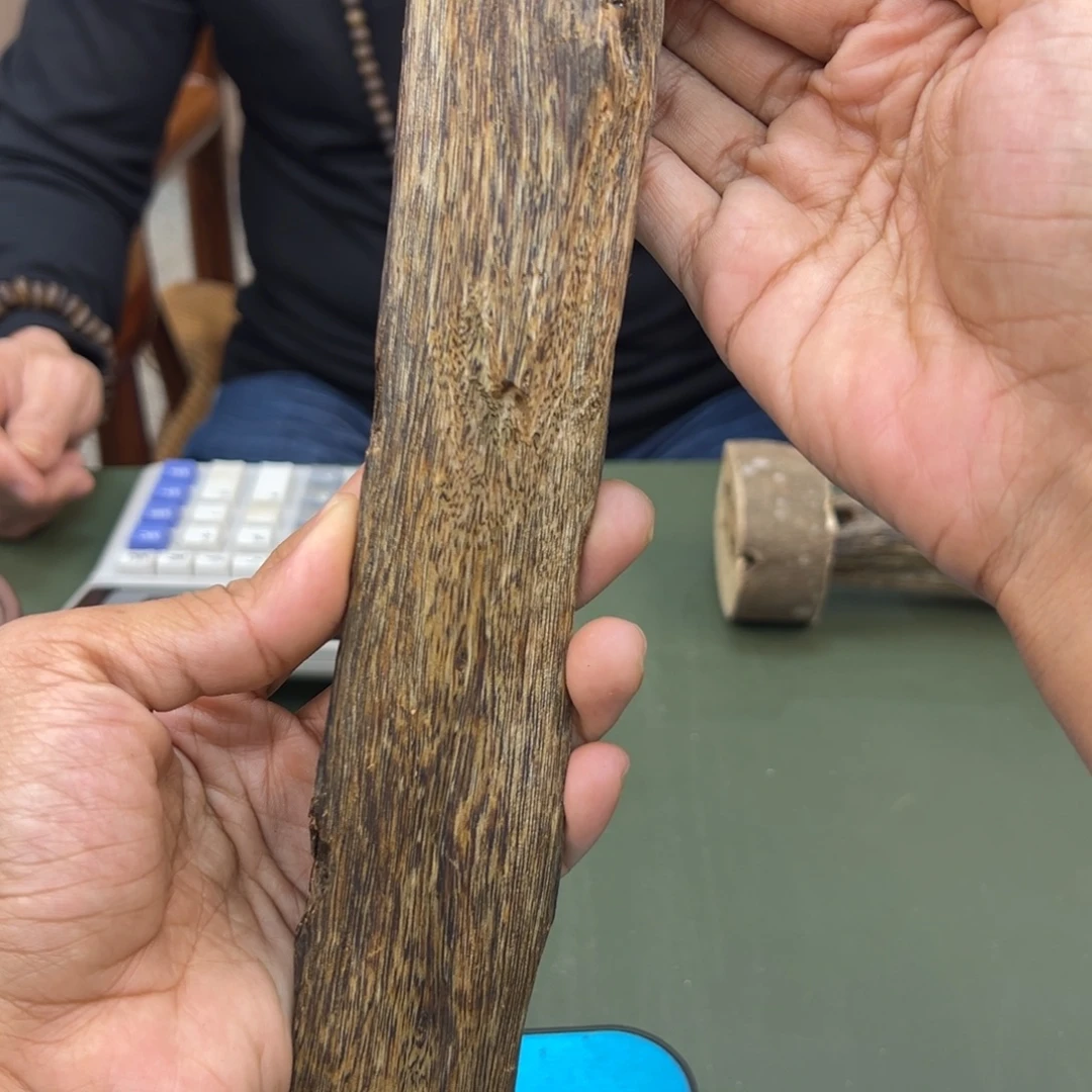 沉香手把件绿棋楠虫漏摆件125g