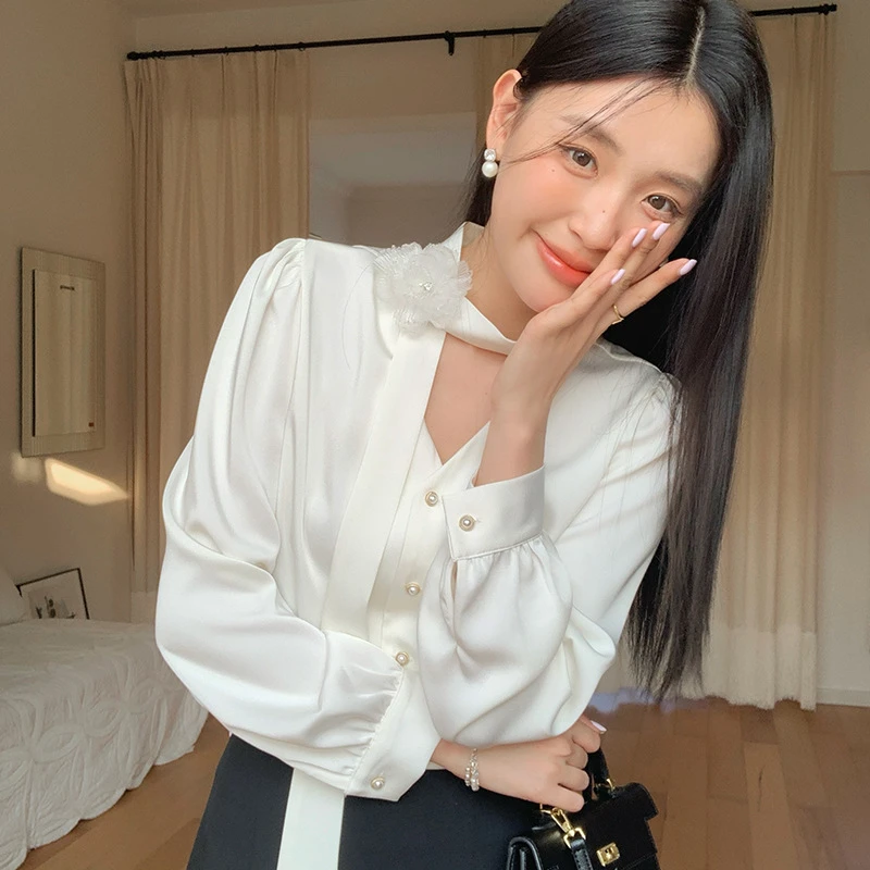 起范2025早春新款百搭玫瑰胸花飘带衬衫女通勤法式气质V领上衣女