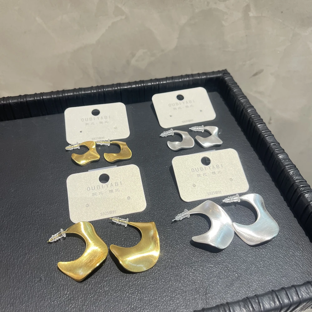 铜合金耳饰 欧比雅比中古金设计师款高端时尚不规则磨砂c圈耳钉
