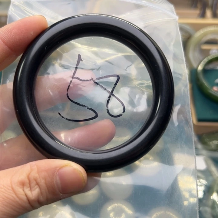 和田玉手镯未镶嵌58圈围墨玉